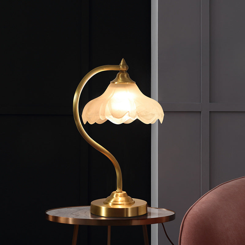 Elegans bordslampa tänd